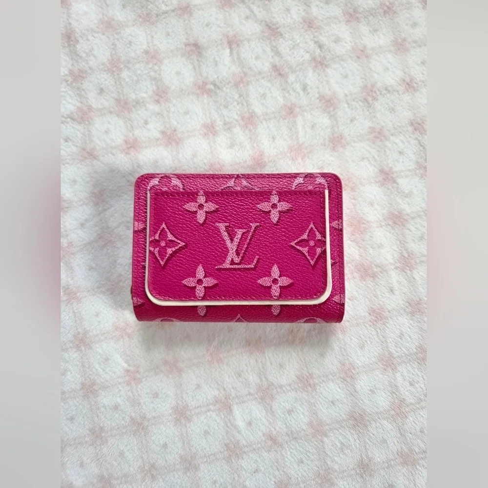 Louis Vuitton Lou Wallet – Fall For You Monogram Fuchsia (Full Set, Gift-Ready)